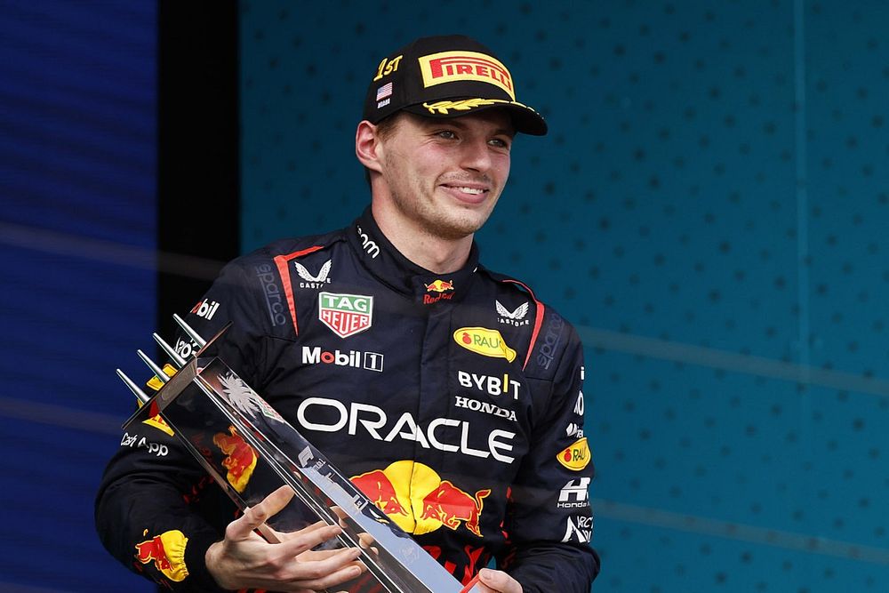 El ganador de la carrera Max Verstappen, Red Bull Racing celebra en el podio.