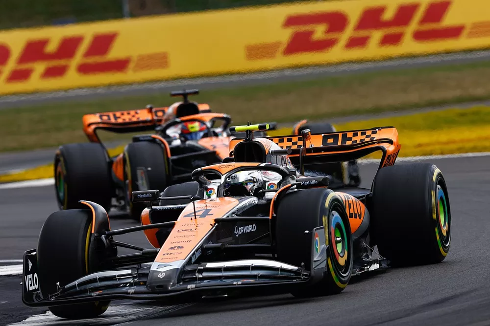 Lando Norris, McLaren MCL60, Oscar Piastri, McLaren MCL60