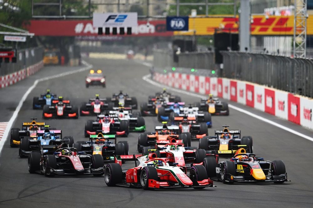 Oliver Bearman, da Prema Racing, lidera Enzo Fittipaldi, da Rodin Carlin, seguido por Theo Pourchaire, da ART Grand Prix, no início da corrida