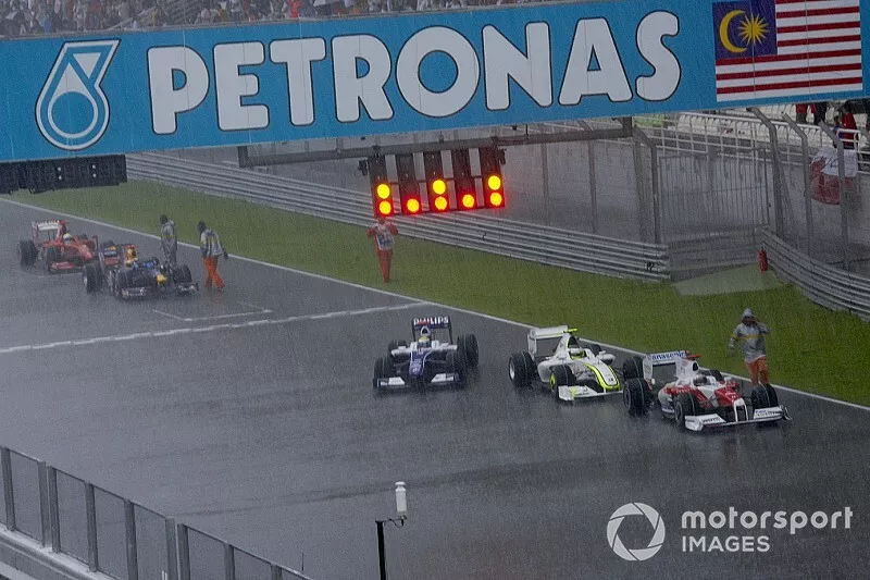 Los coches se detienen en la recta principal, ya que la carrera tiene bandera roja en la vuelta 33 debido a las condiciones meteorol&oacute;gicas