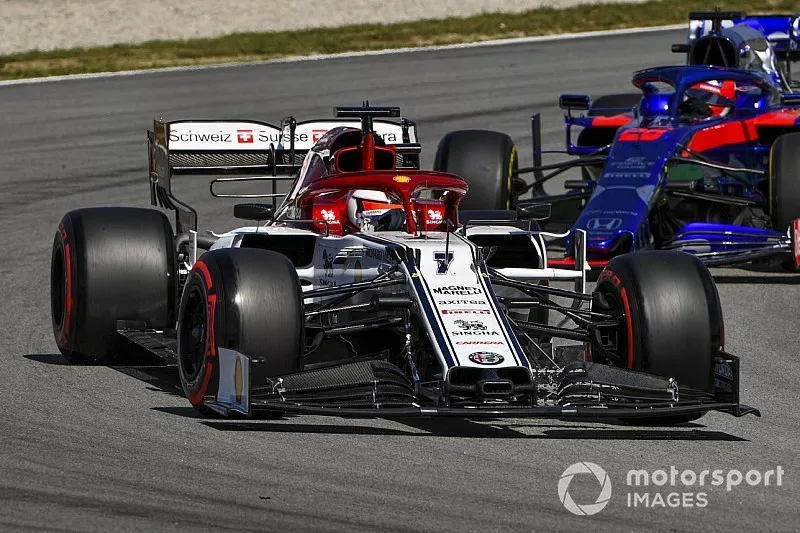 Kimi Raikkonen, Alfa Romeo Racing C38, leads Daniil Kvyat, Toro Rosso STR14