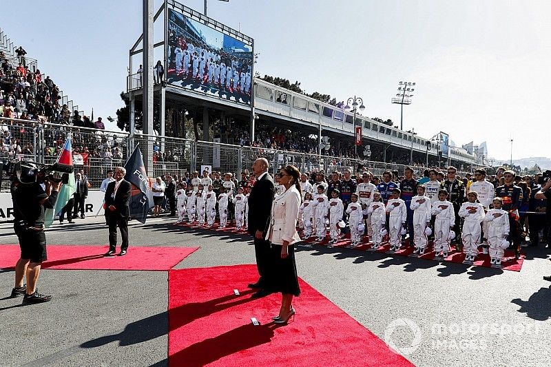 Chase Carey, DUe&ntilde;o de F&oacute;rmula 1, durante el himno