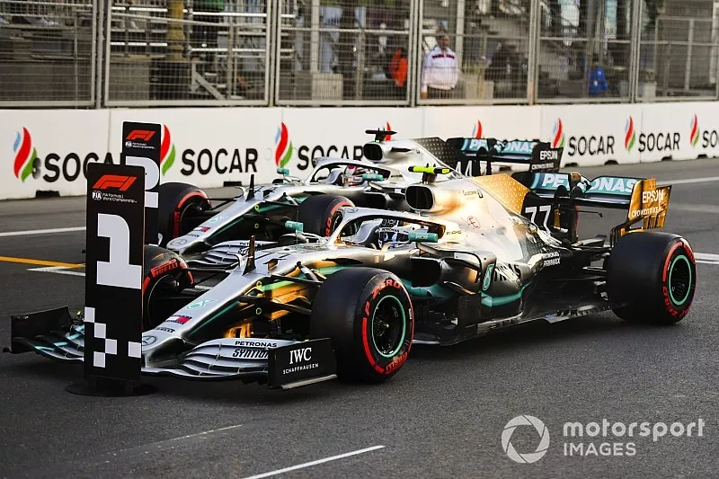 Valtteri Bottas, Mercedes AMG W10, y Lewis Hamilton, Mercedes AMG F1 W10