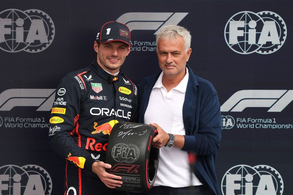 Max Verstappen, Red Bull Racing recibe el premio de la pole de manos de José Mourinho