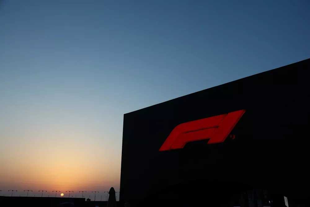 شعار الفورمولا1 مع غروب الشمس