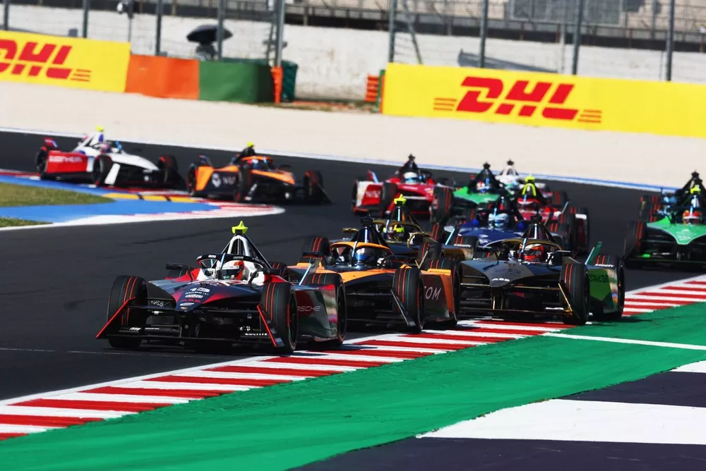 Antonio Felix da Costa, Porsche, Porsche 99X Electric Gen3, Sam Bird, NEOM McLaren Formula E Team, e-4ORCE 04, Jean-Eric Vergne, DS Penske, DS E-Tense FE23