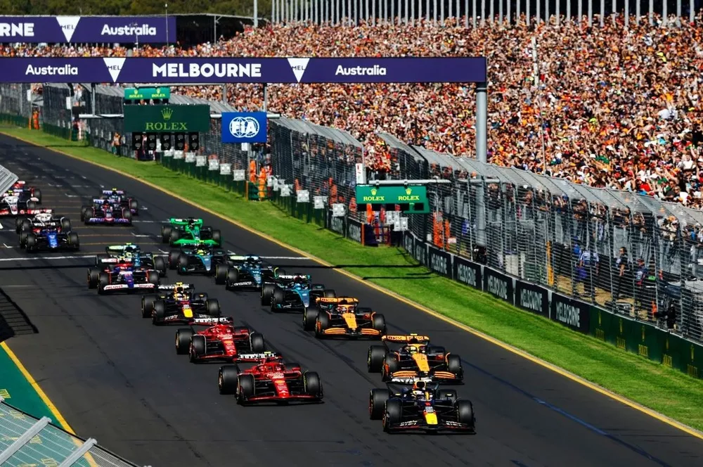 Max Verstappen, Red Bull Racing RB20 the field at the race start