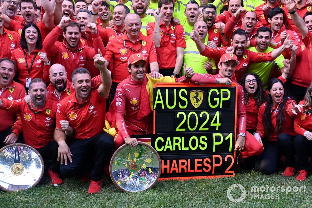 Carlos Sainz, Scuderia Ferrari, Charles Leclerc, Frederic Vasseur, y todo el equipo celebra la victoria en Australia