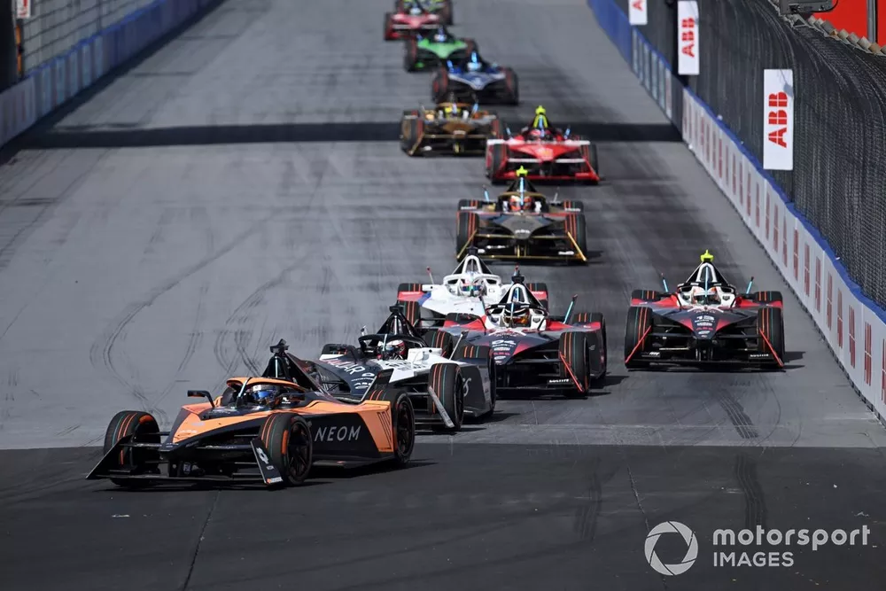 Sam Bird, NEOM McLaren Formula E Team, e-4ORCE 04, Mitch Evans, Jaguar Racing, Jaguar I-TYPE 6, Pascal Wehrlein, Porsche, Porsche 99X Electric Gen3