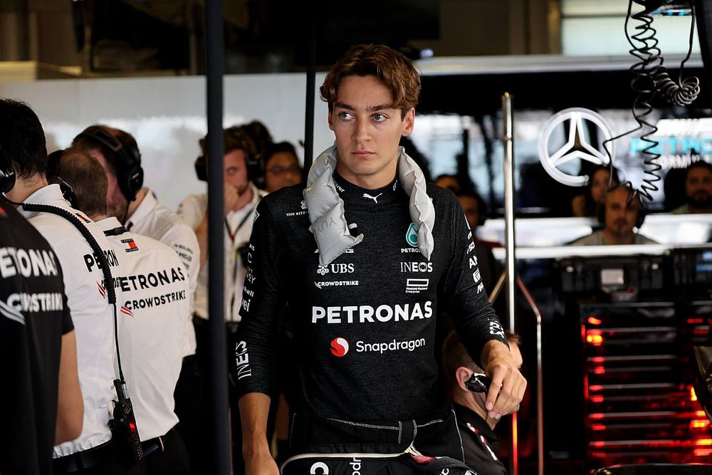 George Russell, Mercedes-AMG, en el garaje 