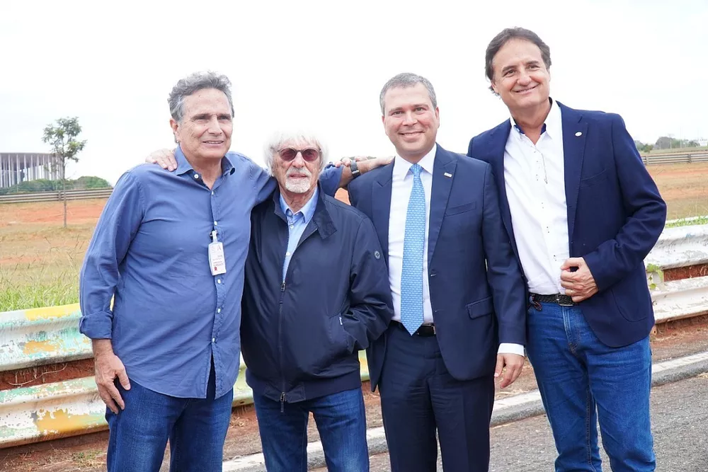 Nelson Piquet, Bernie Ecclestone, Paulo Henrique Costa (presidente do BRB) e Giovanni Guerra (presidente da CBA)
