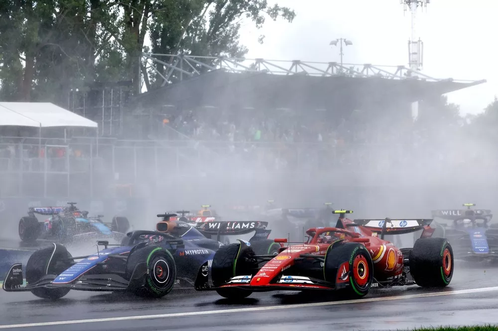 Alex Albon, Williams FW46, Carlos Sainz, Ferrari SF-24, Logan Sargeant, Williams FW46, the remainder of the field at the start