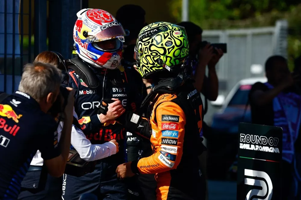 Ganador de la pole, Max Verstappen, Red Bull Racing, y Lando Norris, McLaren F1 Team, en el Parc Ferme tras la clasificación.