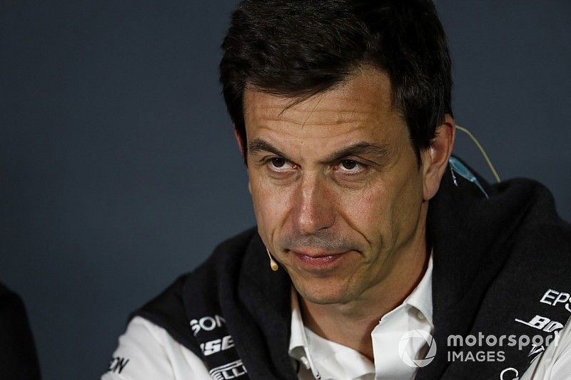 Toto Wolff, Director Ejecutivo (Negocios), Mercedes AMG, en la Conferencia de Prensa de los Directores de Equipo