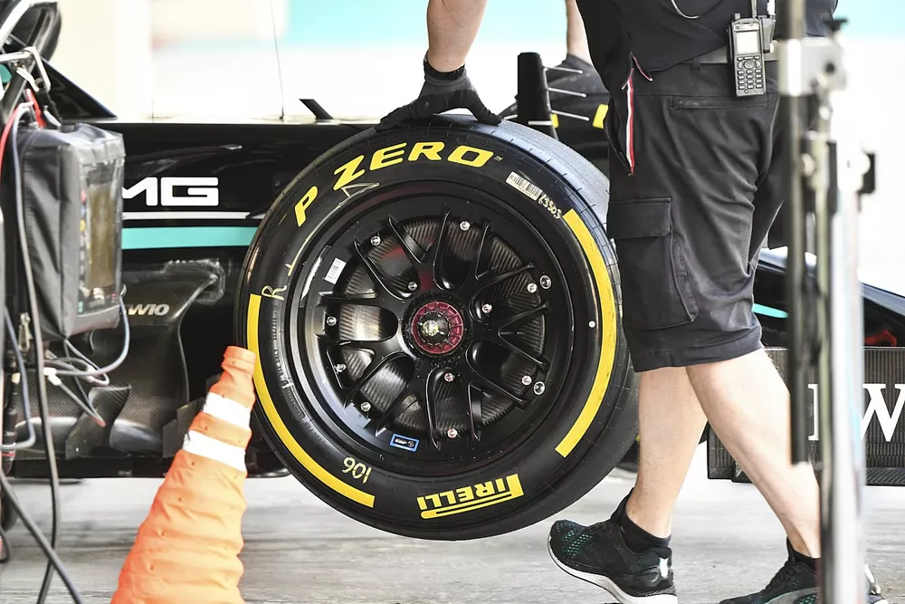 Pneumatico Pirelli sull'auto George Russell, Mercedes W10 Mule 