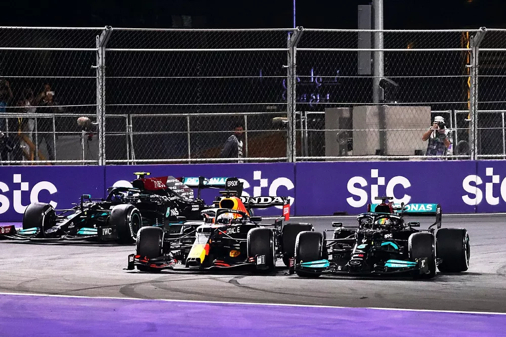 Lewis Hamilton, Mercedes W12, Max Verstappen, Red Bull Racing RB16B, Valtteri Bottas, Mercedes W12