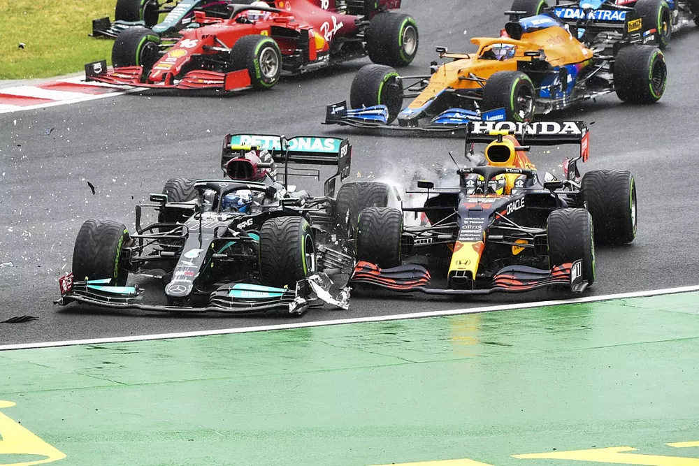 Valtteri Bottas, Mercedes W12, si scontra con Sergio Perez, Red Bull Racing RB16B, alla partenza