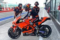 Ra&uacute;l Fern&aacute;ndez y Gardner se estrenan con la KTM de MotoGP