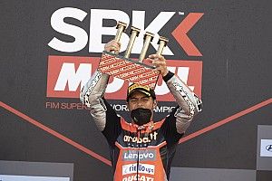 Victoria de Rinaldi y liderato de Razgatlioglu en WSBK