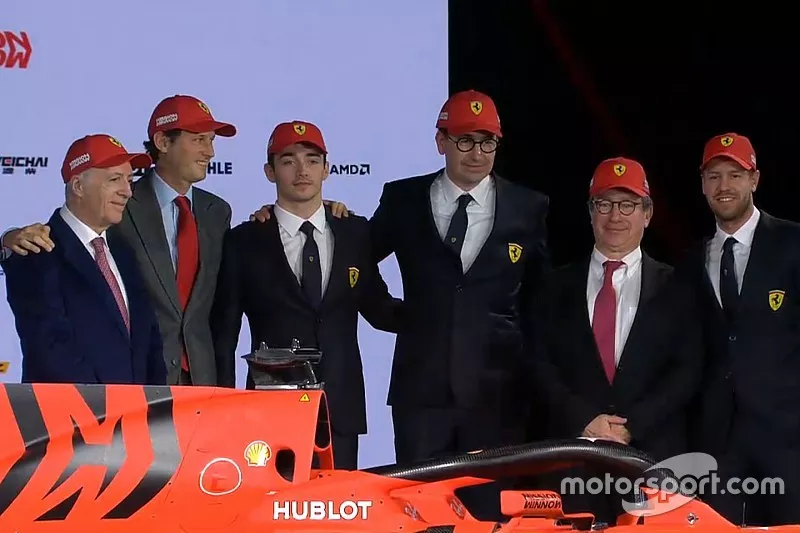 Charles Leclerc, Ferrari, Sebastian Vettel, Ferrari
 y los miembros del equipo Ferrari 