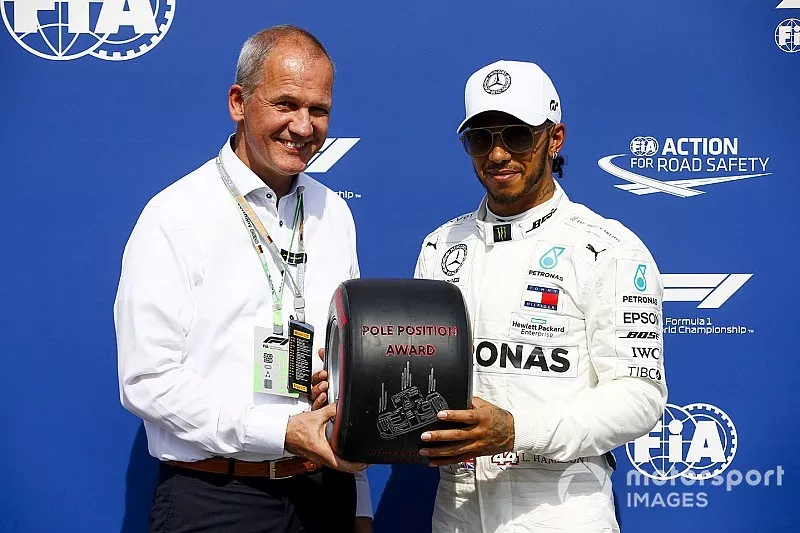 Pole Sitter Lewis Hamilton, Mercedes AMG F1 receives the Pirelli Pole Position Award