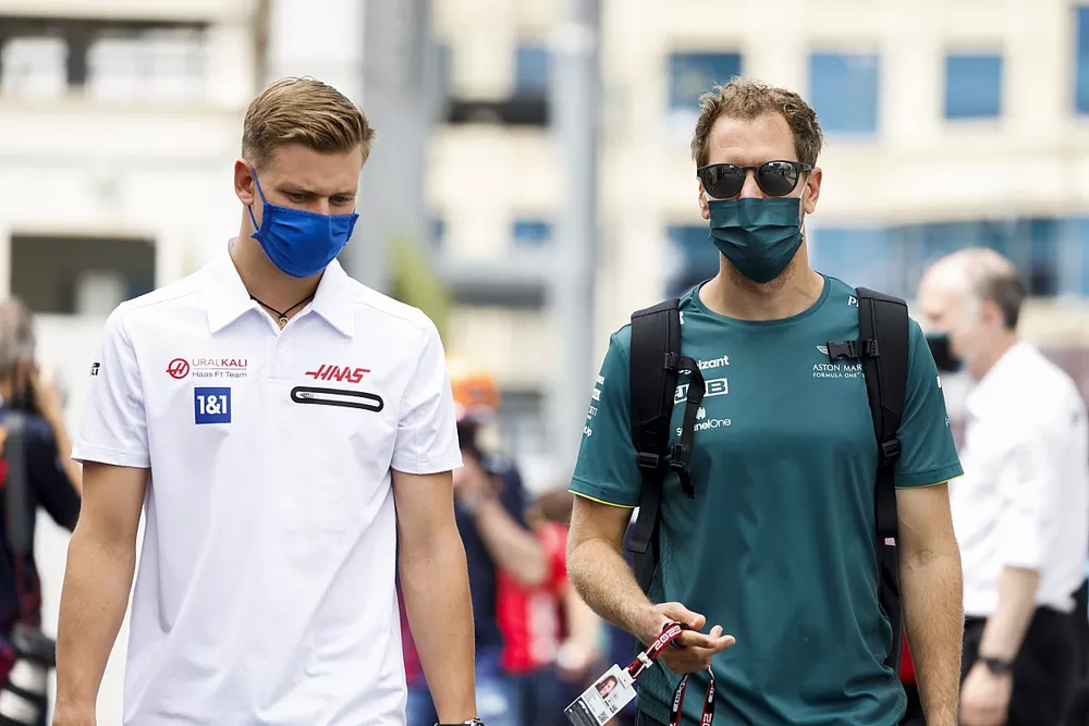 Mick Schumacher, Haas F1 y Sebastian Vettel, Aston Martin 