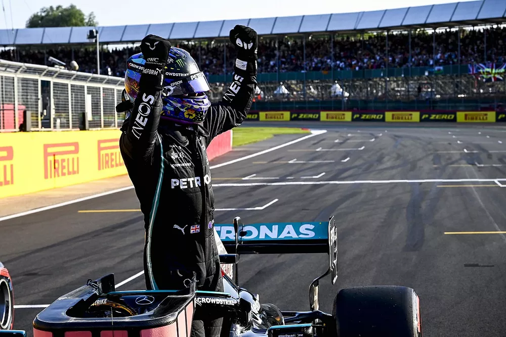 Ganador de la primera posici&oacute;n para la carrera Sprint Lewis Hamilton, Mercedes
