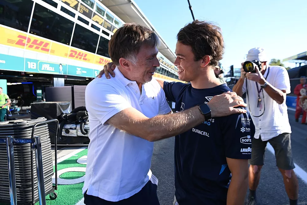 Jost Capito, director general de Williams Racing, y Nyck de Vries, de Williams Racing, celebran despu&eacute;s de que este &uacute;ltimo consiga puntos en su debut en la F1