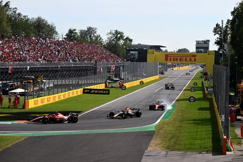 Carlos Sainz, Ferrari SF-23, Max Verstappen, Red Bull Racing RB19, Charles Leclerc, Ferrari SF-23