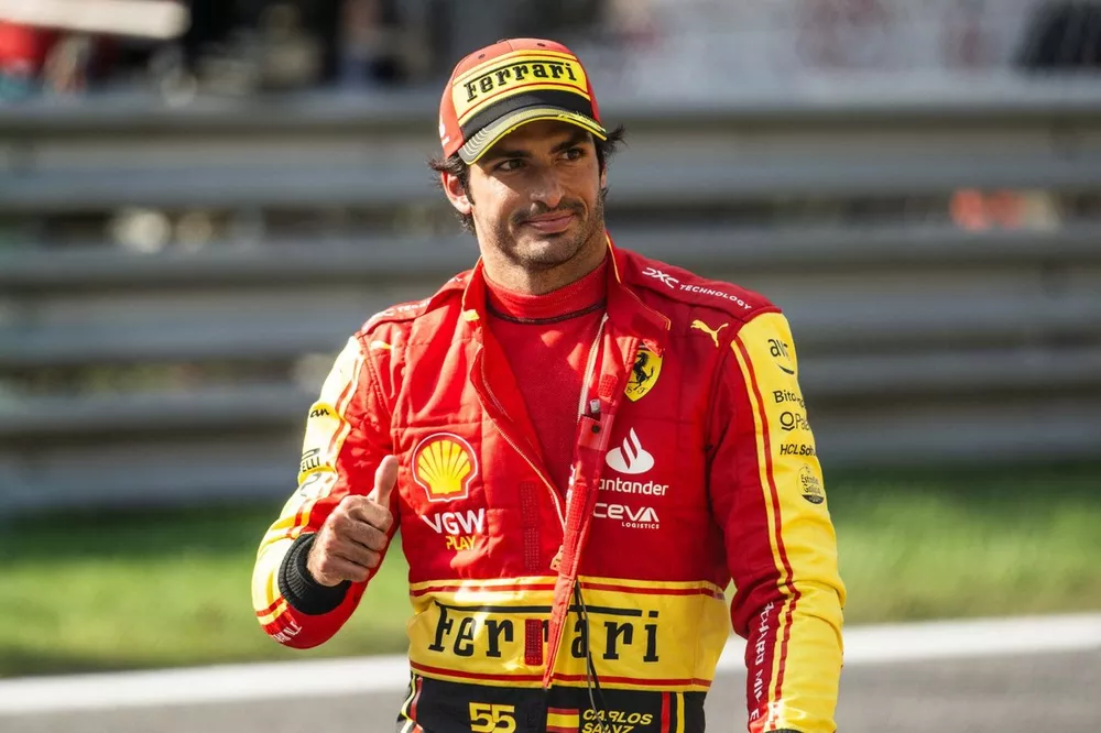 Ganador de la pole Carlos Sainz, de la Scuderia Ferrari, levanta el pulgar