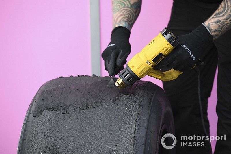 Ingeniero Pirelli y neumático Pirelli.