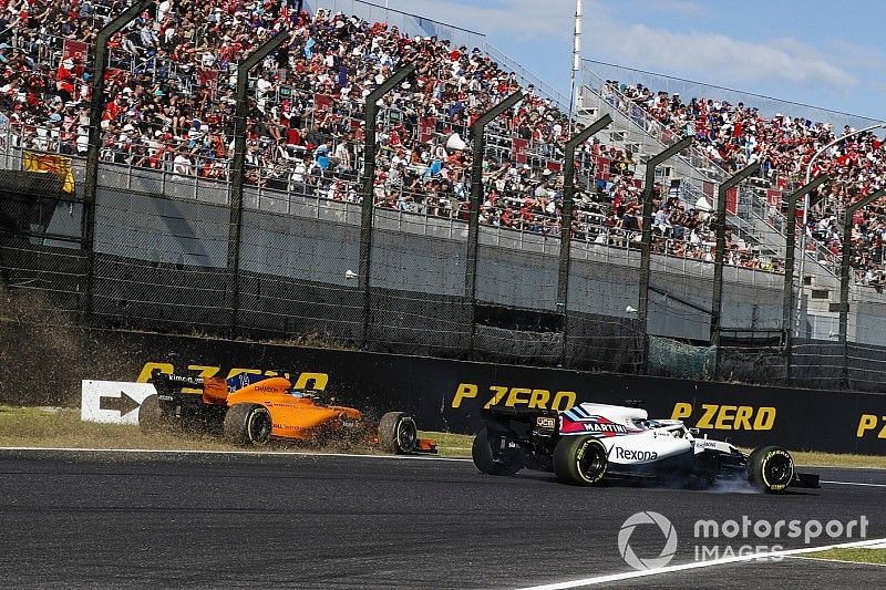 Fernando Alonso, McLaren MCL33, sale de la pista detr&aacute;s Lance Stroll, Williams FW41 