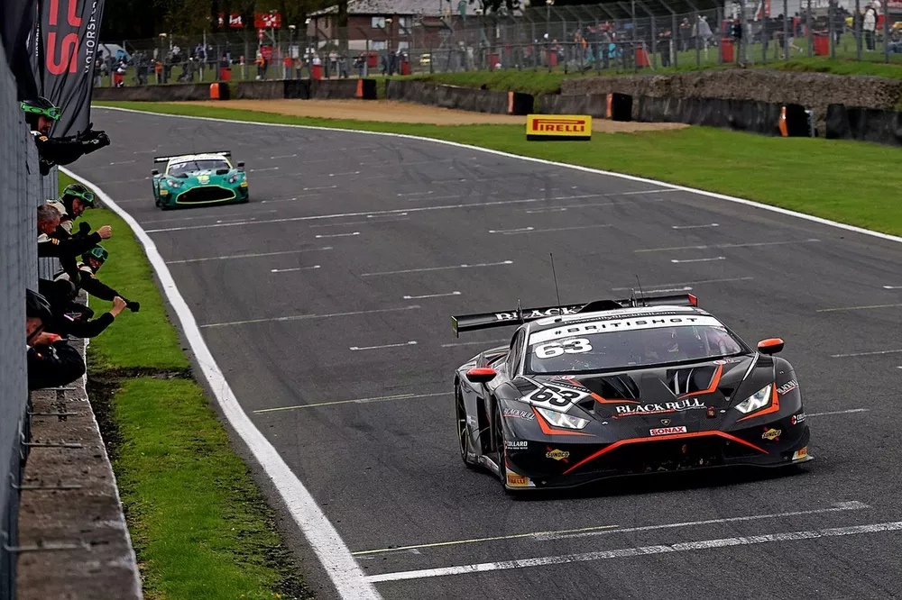 #63 Rob Collard / Ricky Collard - Barwell Motorsport Lamborghini Huracan GT3 Evo 