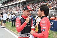 F1 - Ferrari: Leclerc vai renovar e Sainz negocia com equipe rival, diz site