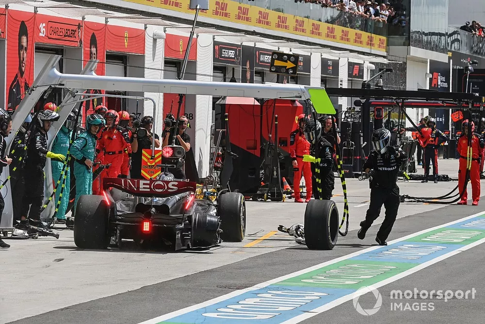 George Russell, Mercedes F1 W14, loses his tyre in the pit lane
