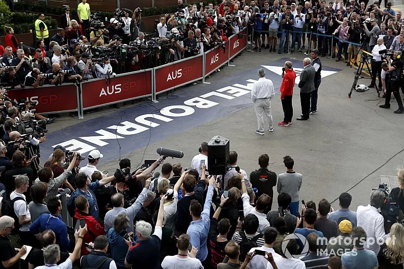 Todos los medios que cubr&iacute;an el evento atienden las explicaciones de la cancelaci&oacute;n del GP de Australia