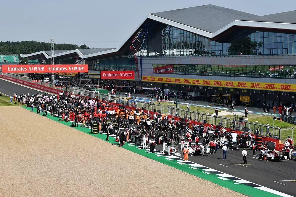 A scenic view of the field lined-up on the grid. Kimi Raikkonen, Alfa Romeo Racing C39 and Antonio Giovinazzi, Alfa Romeo Racing C39 start at the rear