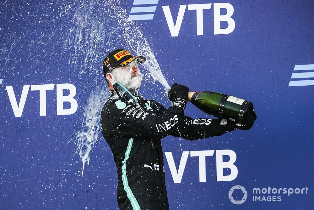Race Winner Valtteri Bottas, Mercedes-AMG F1 celebrates on the podium with the chamapgne