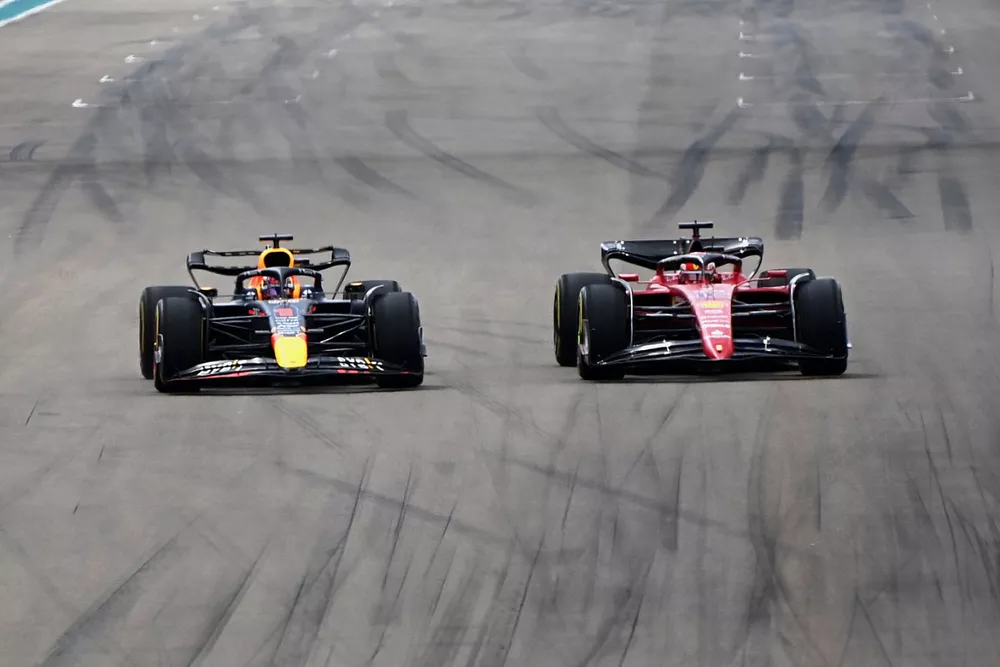 Max Verstappen, Red Bull Racing, passe Charles Leclerc, Ferrari 