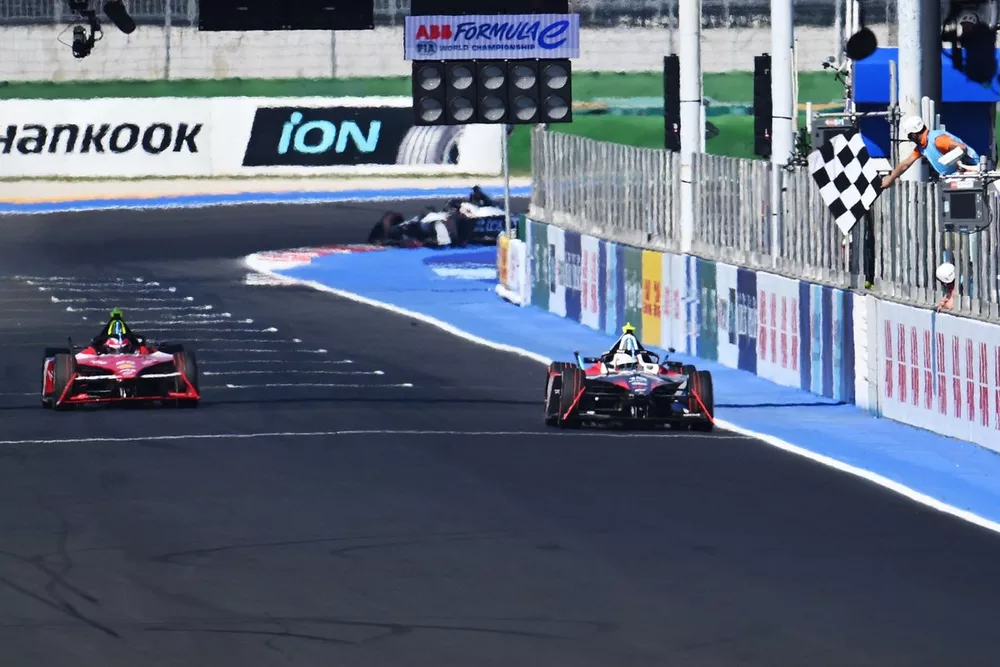 Antonio Felix da Costa, Porsche, Porsche 99X Electric Gen3, 1st position, takes the chequered flag ahead of Oliver Rowland, Nissan Formula E Team, Nissan e-4ORCE 04, 2nd position