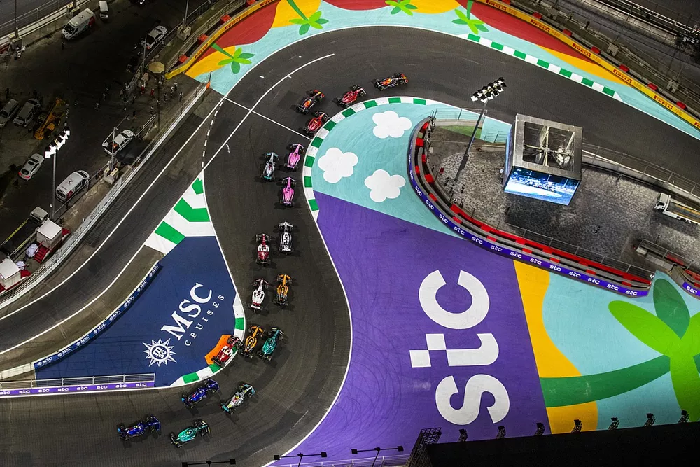 Sergio Perez, Red Bull Racing RB18, Charles Leclerc, Ferrari F1-75, Max Verstappen, Red Bull Racing RB18, en la salida