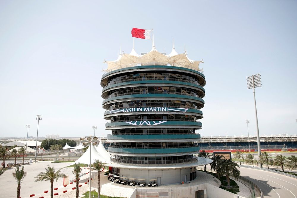 De vlag van Bahrein op de Sakhir Tower