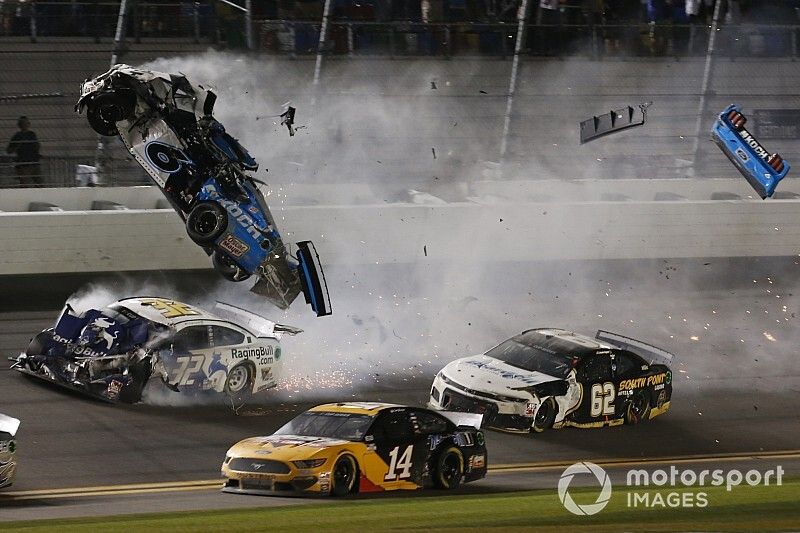 Choque de Ryan Newman, Roush Fenway Racing, Ford Mustang Koch Industries