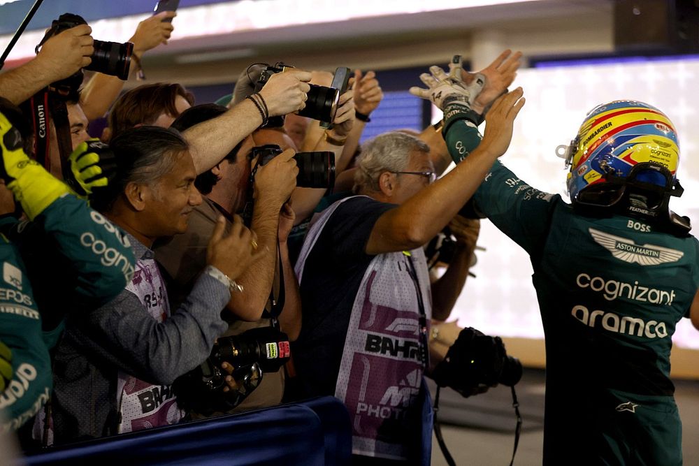 Fernando Alonso, Aston Martin F1 Team, 3ª posición, celebra en Parc Ferme
