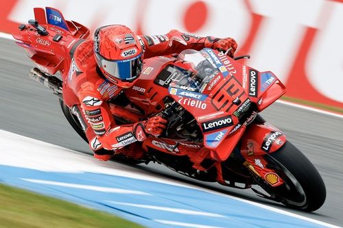 MotoGP: Marc Márquez cai mas lidera TL1 em Assen, com Bagnaia em 4º e Álex em 7º; veja vídeo
