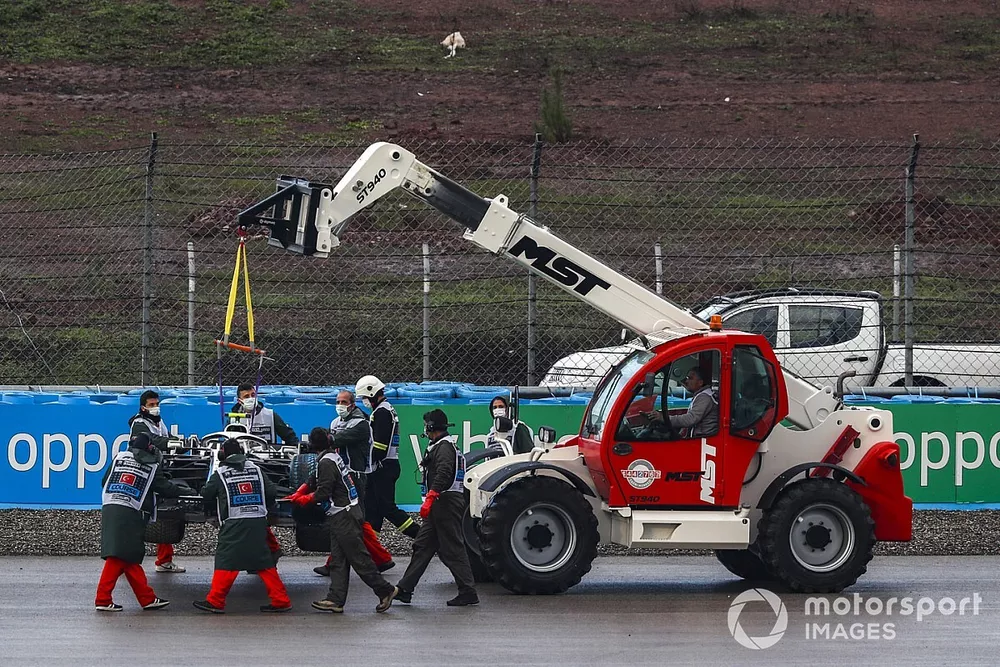 Marshals verplaatsen de auto van Nicholas Latifi, Williams FW43 