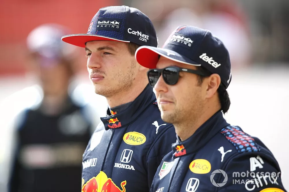 Max Verstappen, Red Bull Racing RB16B y Sergio P&eacute;rez, Red Bull Racing RB16B