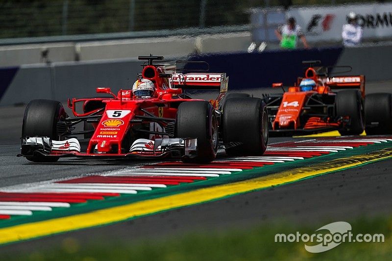 Sebastian Vettel, Ferrari SF70H, et Fernando Alonso, McLaren MCL32