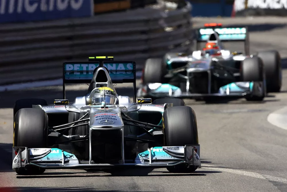 Nico Rosberg, Mercedes GP W02 y Michael Schumacher, Mercedes GP W02