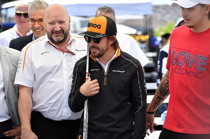 Fernando Alonso, McLaren juega hockey